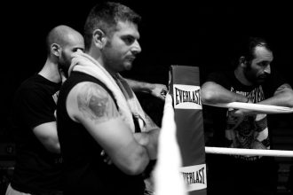 Δάσκαλος Muay Thai απέσυρε αθλήτριά του από τον αγώνα γιατί πήγαν Κασιδιάρης και Λαγός
