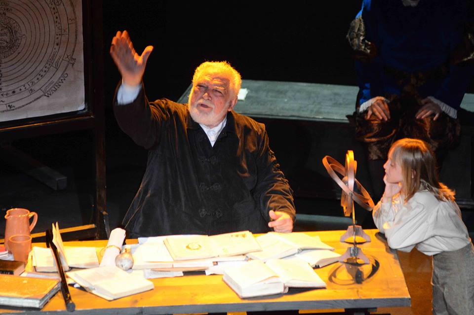 Πάτρα: Καταχειροκροτήθηκε η "Ζωή του Γαλιλαίου" στο Ρωμαϊκού Ωδείο - Απόψε μια ακόμα παράσταση - ΦΩΤΟΓΡΑΦΙΕΣ