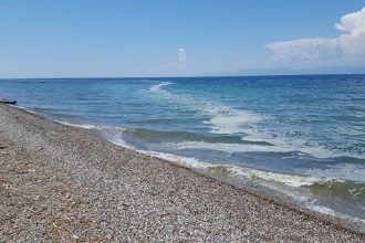 Δυτική Αχαΐα: Καθησυχαστικές οι αρχές για τους "περίεργους" αφρούς στη θάλασσα του Αλισσού - Τι έδειξαν οι μετρήσεις