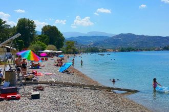 Νέα κινητή ράμπα για πρόσβαση των ΑμεΑ στη θάλασσα - Τοποθετήθηκε στην Άκολη Αιγιάλειας - ΔΕΙΤΕ ΦΩΤΟΓΡΑΦΙΕΣ