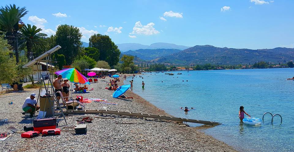 Νέα κινητή ράμπα για πρόσβαση των ΑμεΑ στη θάλασσα - Τοποθετήθηκε στην Άκολη Αιγιάλειας - ΔΕΙΤΕ ΦΩΤΟΓΡΑΦΙΕΣ