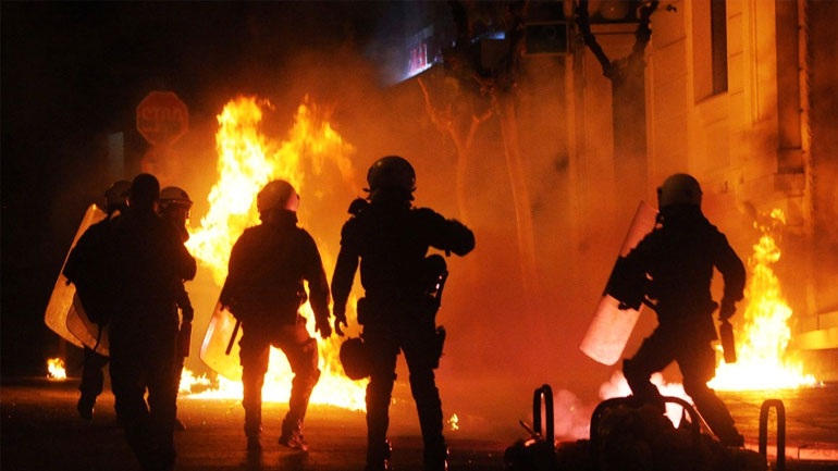 Επίθεση με μολότοφ κατά αστυνομικών