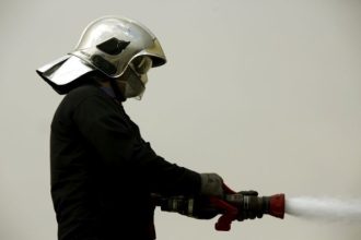 Απεγκλωβισμός 4 ατόμων μετά από πυρκαγιά σε πολυκατοικία στον Πειραιά