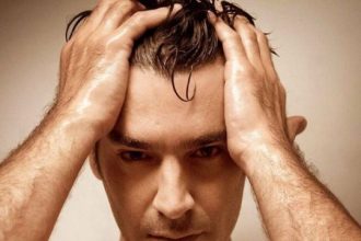 Ποζάρει με τα αδέλφια του ο Χριστόφορος Παπακαλιάτης - ΦΩΤΟΓΡΑΦΙΑ