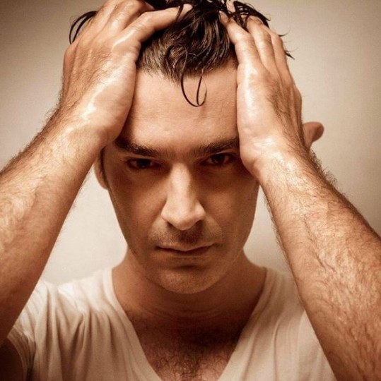 Ποζάρει με τα αδέλφια του ο Χριστόφορος Παπακαλιάτης - ΦΩΤΟΓΡΑΦΙΑ