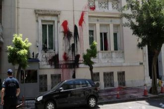 Συνελήφθη μέλος του "Ρουβίκωνα" για τη επίθεση στην τουρκική πρεσβεία