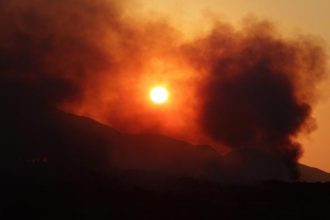 ΤΩΡΑ - Πατέρας και γιος συνελήφθησαν για τη φωτιά στη Σάμο