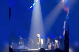 Ξαναέπεσε ο Μπίμπερ σε συναυλία - ΒΙΝΤΕΟ