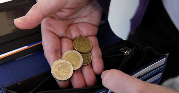 «Κόφτης» στα ΑΤΜ για 400.000 επικουρικές