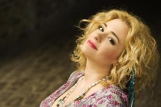 Η απάντηση της Μποφίλιου στα επικριτικά σχόλια για την εμφάνιση της στην σκηνή της Επιδαύρου