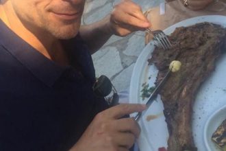 Ποιος Έλληνας ηθοποιός γιόρτασε τα γενέθλια του με μια...μπριζόλα!