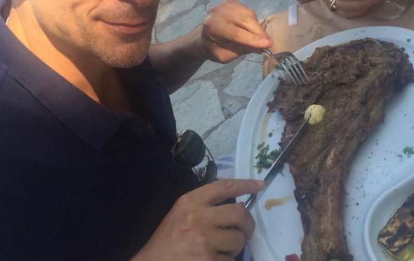 Ποιος Έλληνας ηθοποιός γιόρτασε τα γενέθλια του με μια...μπριζόλα!