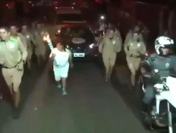 ΑΠΙΣΤΕΥΤΟ: Της έπεσε η δάδα με την Ολυμπιακή φλόγα – ΒΙΝΤΕΟ