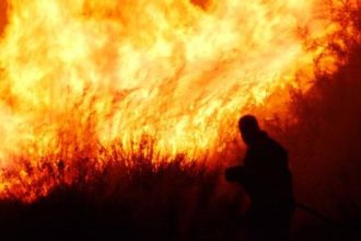 Ολονύκτια μάχη με τις φλόγες σε Άνδρο και Σάμο