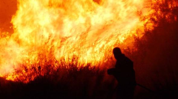 Ολονύκτια μάχη με τις φλόγες σε Άνδρο και Σάμο