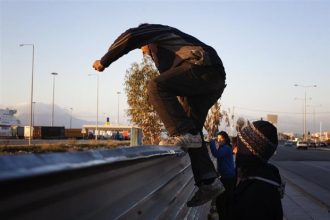 Ανήλικοι μετανάστες "τρυπώνουν" σε φορτηγά στην Πάτρα και ταξιδεύουν κρυμμένοι πάνω από 18 ώρες – Οι Ιταλοί τους εντοπίζουν και παρανόμως τους επιστρέφουν στην Ελλάδα – ΔΕΙΤΕ ΒΙΝΤΕΟ