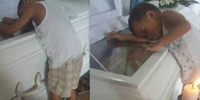 "Ραγίζει" καρδιές ο μικρός που δεν αποχωρίζεται το φέρετρο της μαμάς του - ΦΩΤΟΓΡΑΦΙΕΣ