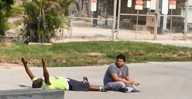 Αστυνομικός πυροβόλησε αφροαμερικανό συνοδό ατόμου με αυτισμό !