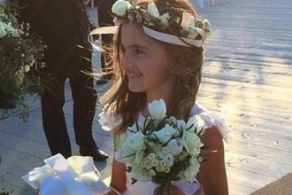 Η κόρη της Αμπρόζιο παρανυφάκι στο γάμο της Μπαρός στη Μύκονο