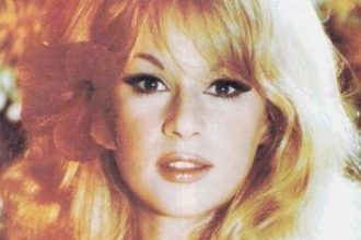 Φωτογράφησαν την Αλίκη Βιουγιουκλάκη στο νεκροκρέβατο