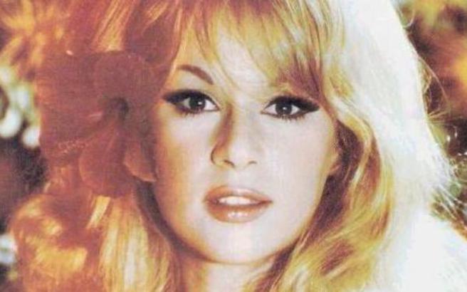 Φωτογράφησαν την Αλίκη Βιουγιουκλάκη στο νεκροκρέβατο