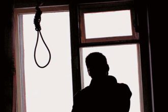 ΤΡΑΓΙΚΟ περιστατικό στο Αίγιο - Ηλικιωμένος κρεμάστηκε από το... κλιματιστικό - Στο διπλανό δωμάτιο ήταν ο 11χρονος εγγονός του