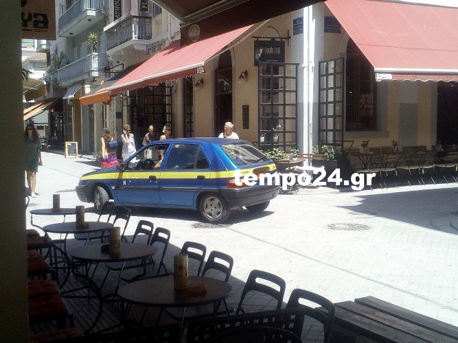 Πάτρα: Κρατικό όχημα "καβαλάει" τον πεζόδρομο της Ρήγα Φεραίου! ΔΕΙΤΕ ΦΩΤΟΓΡΑΦΙΕΣ και ΒΙΝΤΕΟ