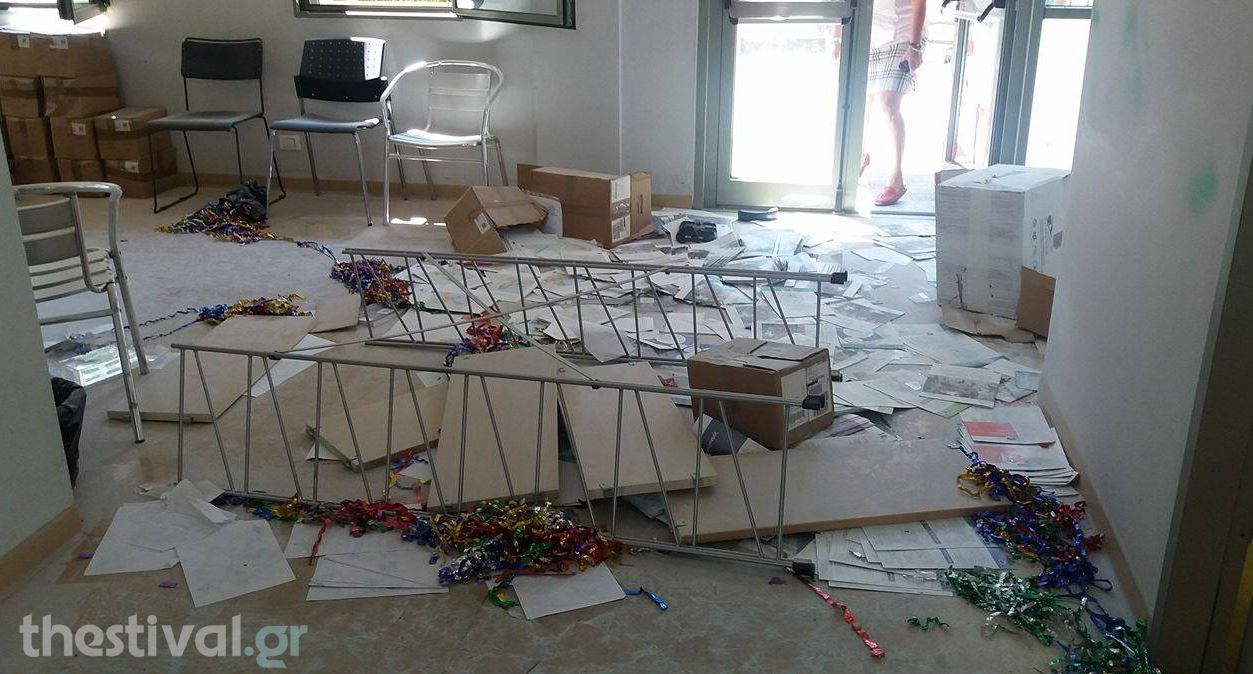 "Γυαλιά καρφιά" το δημαρχείο Θεσσαλονίκης από τους καταληψίες του ΑΠΘ - ΒΙΝΤΕΟ