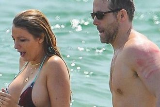 Η εγκυμονούσα Μπλέικ Λάιβλι για πρώτη φορά με σέξι μαγιό