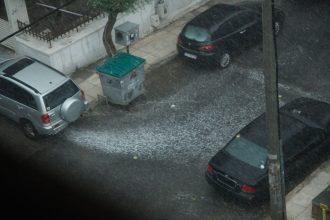 Μπουρίνι «σάρωσε» το Βόλο, οι δρόμοι έγιναν ποτάμια