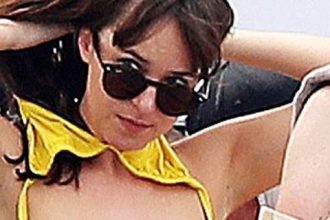 Η Ντακότα Τζόνσον κάνει τόπλες σε γυρίσματα με τον Τζέιμι Ντόρναν - ΒΙΝΤΕΟ