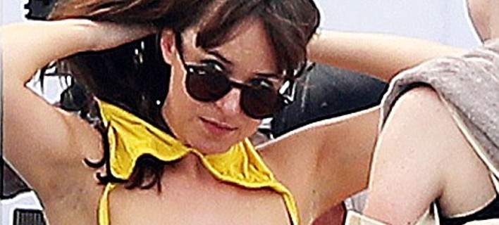 Η Ντακότα Τζόνσον κάνει τόπλες σε γυρίσματα με τον Τζέιμι Ντόρναν - ΒΙΝΤΕΟ