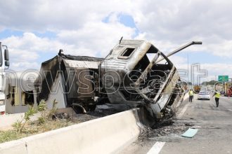 Στάχτη έγινε η νταλίκα στην Αθηνών-Λαμίας