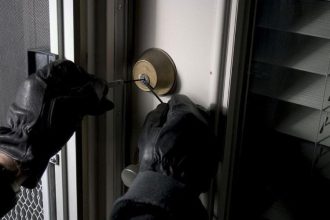 Αφαίρεσαν χρυσαφικά 4.500 ευρώ από μονοκατοικία