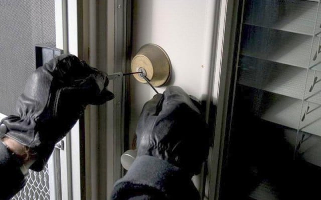 Μπούκαραν σε σπίτι στο Αίγιο και έφυγαν με λεία άνω των 16.000 ευρώ!