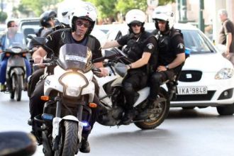 Σκηνές Φαρ Ουέστ στην Πανόρμου - Πήγαν να κλέψουν σούπερ μάρκετ και πυροβόλησαν κατά της ομάδας ΔΙΑΣ