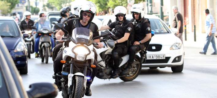 Σκηνές Φαρ Ουέστ στην Πανόρμου - Πήγαν να κλέψουν σούπερ μάρκετ και πυροβόλησαν κατά της ομάδας ΔΙΑΣ