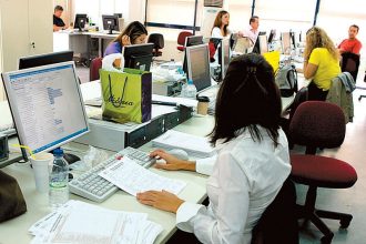 Δημόσιο: Ολες οι ανατροπές σε μετατάξεις και αποσπάσεις υπαλλήλων