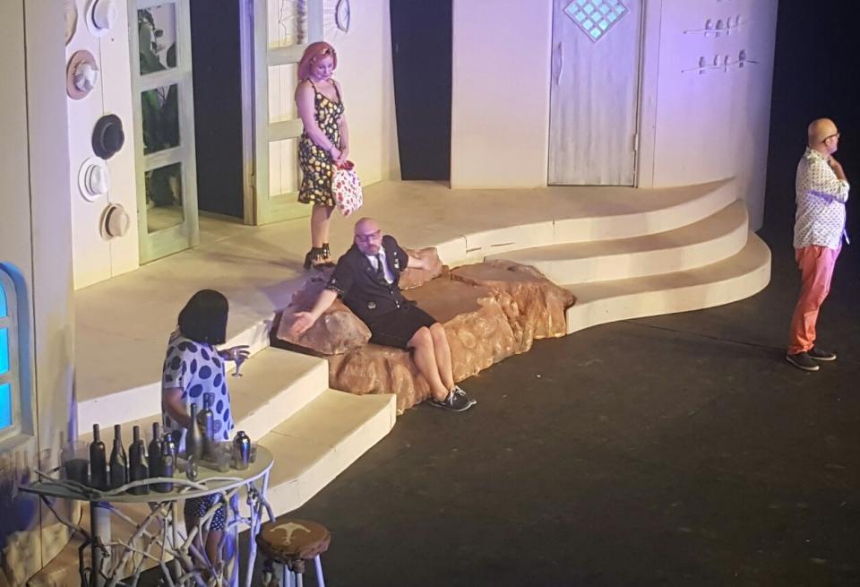 «Κόκο Μπλόκο»: Απόψε στο Αίγιο η ξεκαρδιστική κωμωδία του Ν.Μουτσινά