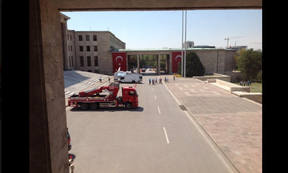 ΕΚΤΑΚΤΟ - Σε εξέλιξη είναι επιχείρηση εκκένωσης του κοινοβουλίου της Τουρκίας στην Άγκυρα