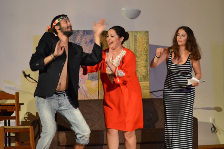 "Πάμε σινεμά...όπως παλιά" - Γέλιο και νοσταλγία επί σκηνής από τη θεατρική ομάδα "Αυλαία"