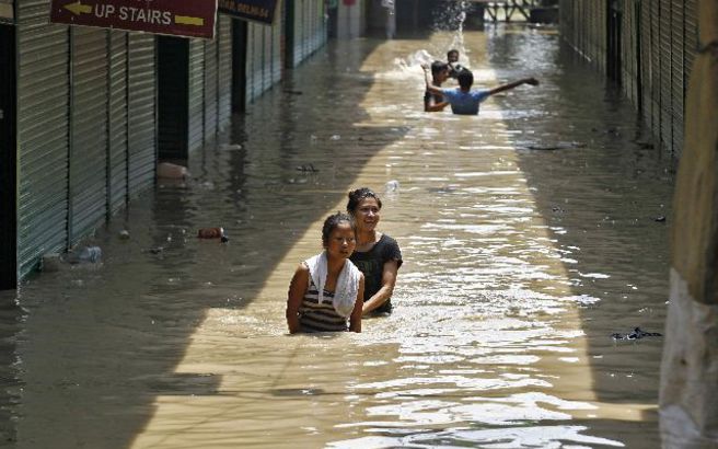 Ινδία: Δεκάδες νεκροί από τις βροχοπτώσεις