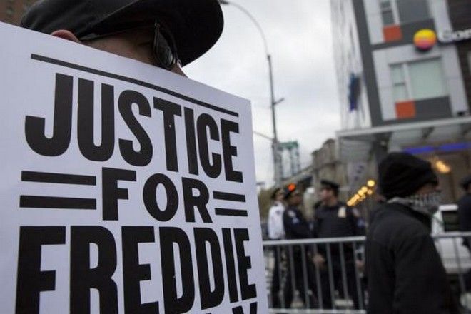 Απαλλάχθηκαν οι αστυνομικοί που κατηγορούντο για τη δολοφονία του αφροαμερικανού Φρέντι Γκρέι