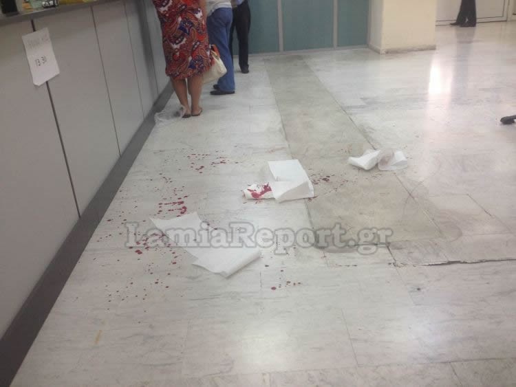 ΣΟΚ: Έβγαλε σουγιά και έκοψε τις φλέβες του μέσα στα γραφεία του ΟΑΕΕ - ΒΙΝΤΕΟ