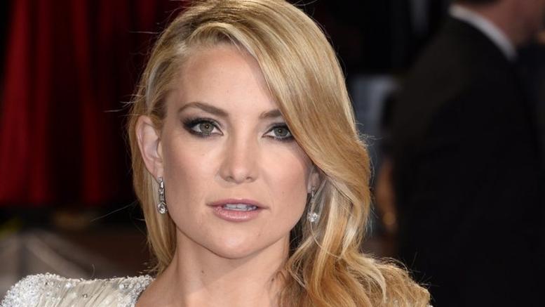 Στη Σκιάθο για διακοπές η Κέιτ Χάντσον