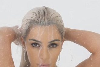 Οι πιο σέξι μαμάδες λούζονται με γάλα σε καυτό βίντεο κλιπ! ΔΕΙΤΕ ΤΟ!