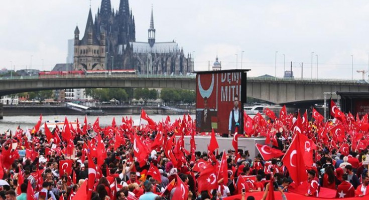 Χιλιάδες διαδηλωτές στην Κολωνία υπέρ του Ερντογάν