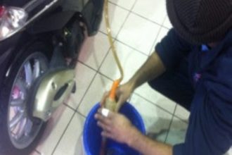 Πάτρα: Πιάστηκαν να "ρουφούν" βενζίνη από μοτοσυκλέτες ...με λάστιχο!