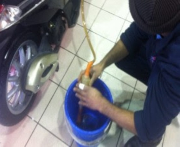 Πάτρα: Πιάστηκαν να "ρουφούν" βενζίνη από μοτοσυκλέτες ...με λάστιχο!