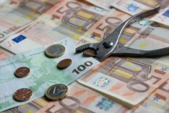 Όλα τα «τσεκούρια» στους μισθούς και τις συντάξεις - Ποιος χάνει και πόσα - Αναλυτικά οι πίνακες